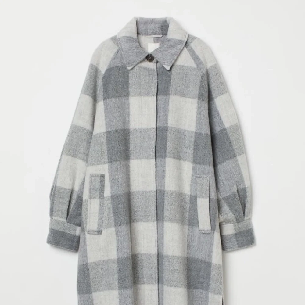 H&M • BLOGGERS FAVORITE Long Oversized Shacket Coat in Gray & White Plaid - Picture 3 of 16